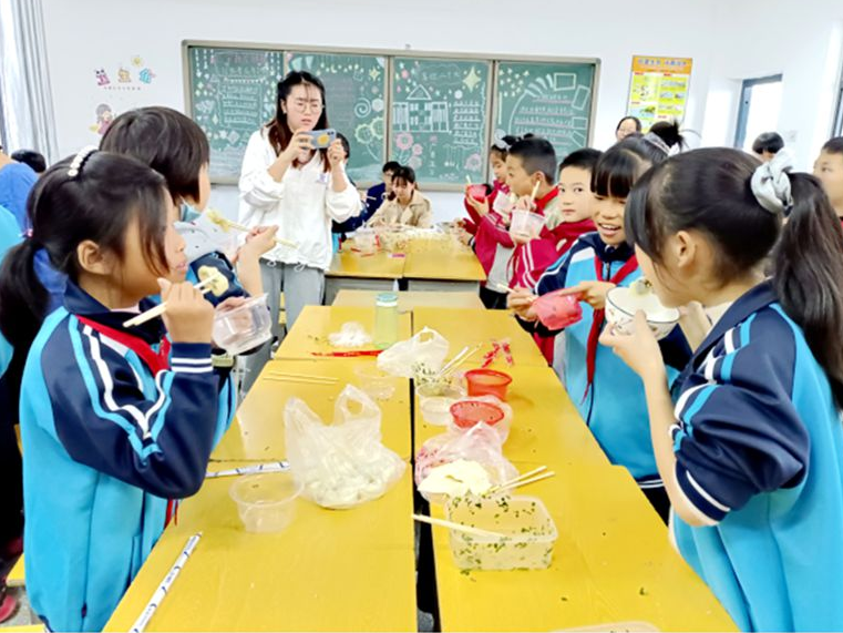 擂鼓镇中心小学：一堂别开生面的劳动课