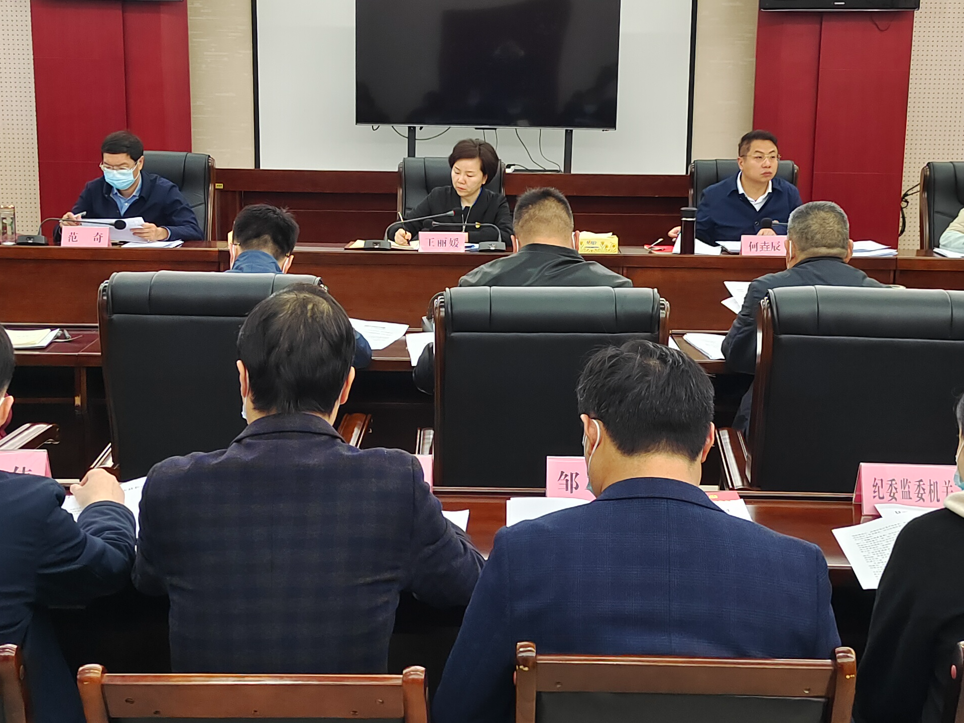 王丽媛主持召开2022年度第16次县长办公会议