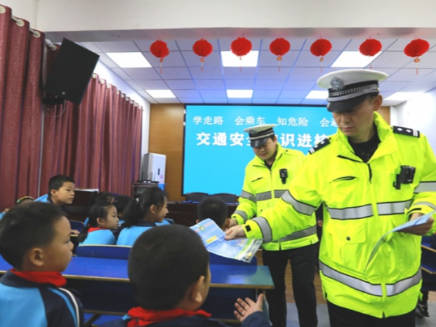 宝丰镇：警校联合开展“交通安全知识进校园”活动
