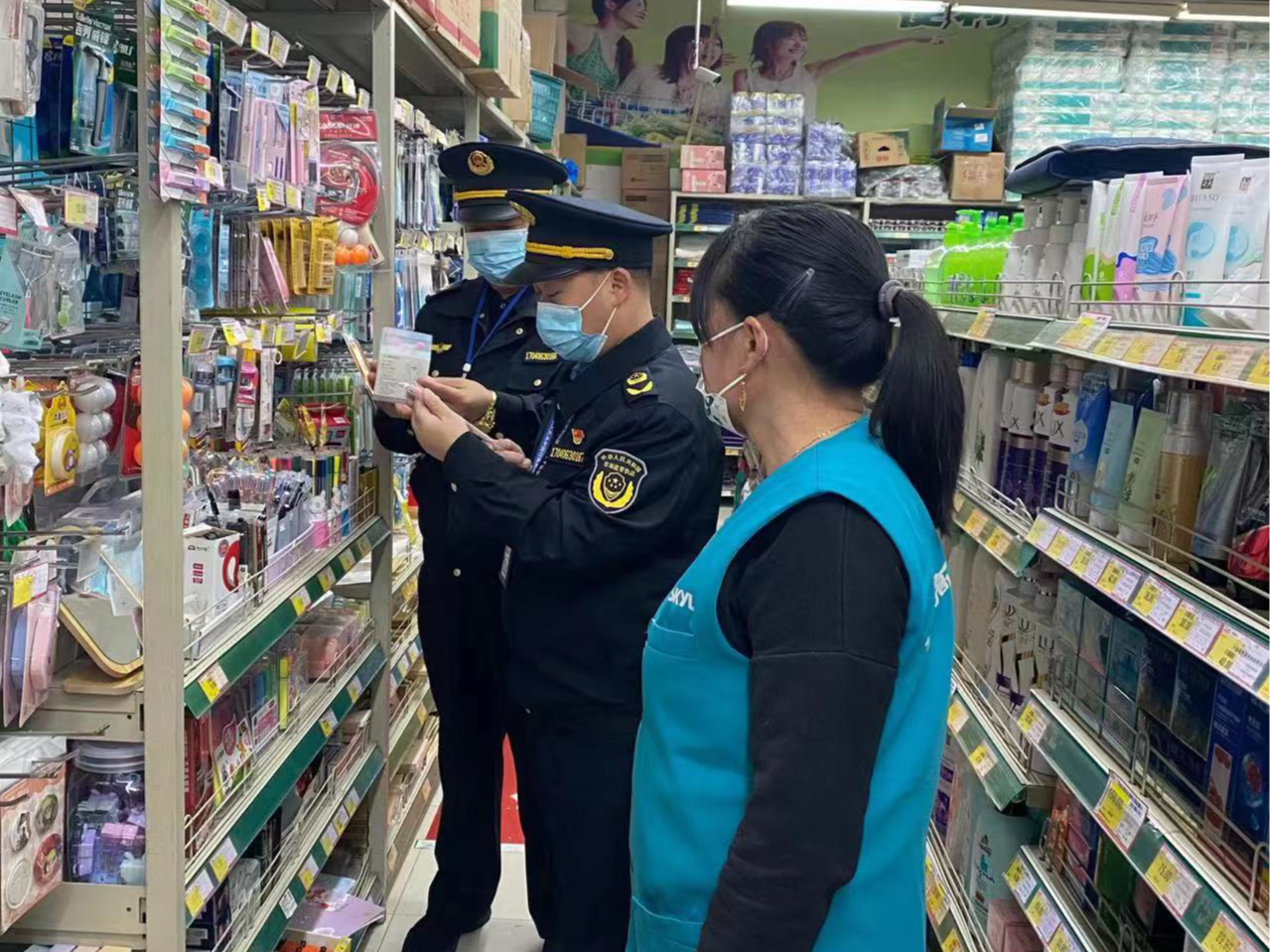 上庸市场监管所开展校园周边危险文具专项检查