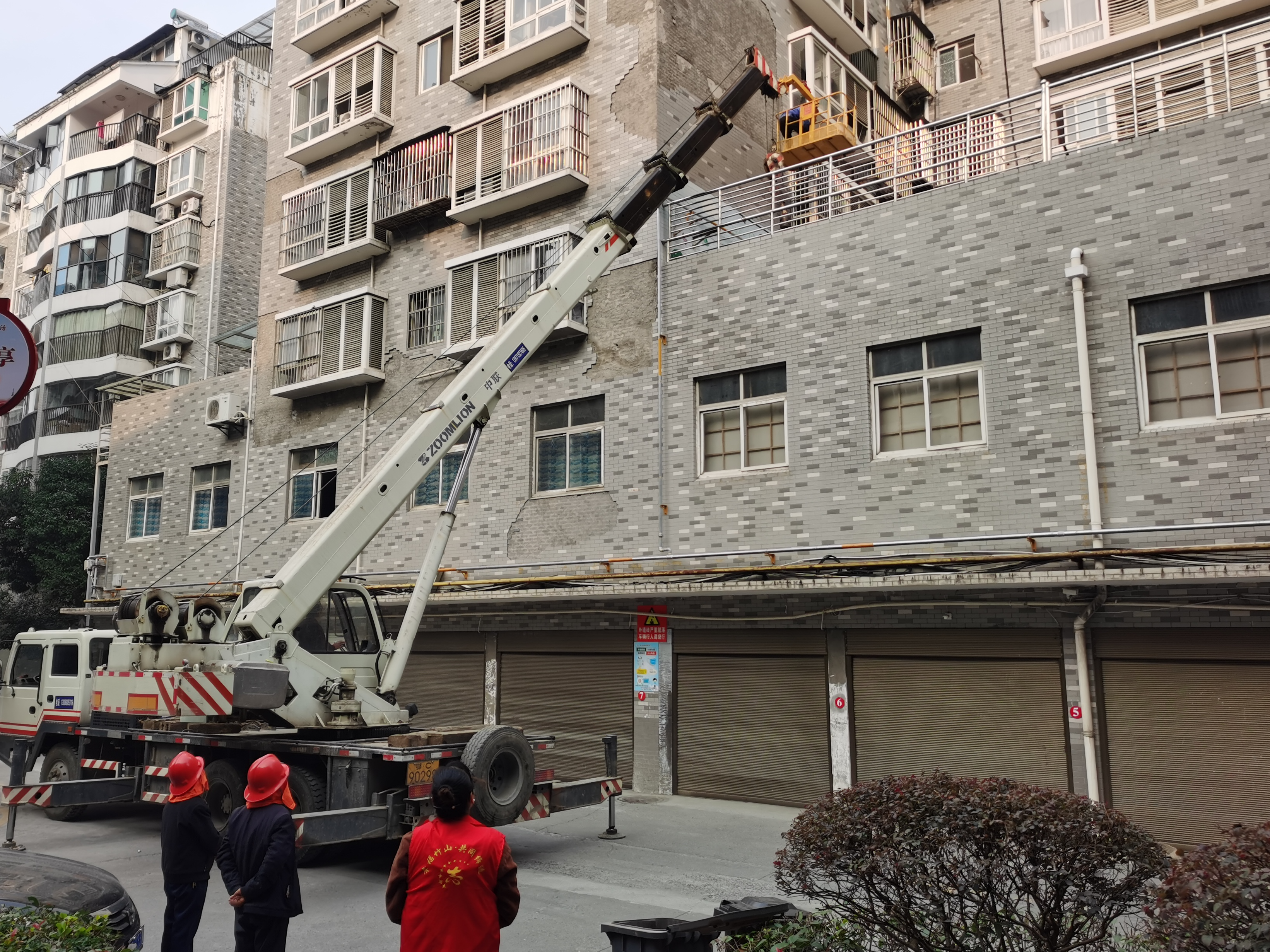 千福广场小区：合力解决墙砖脱落 守护群众“头顶安全”
