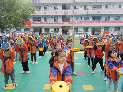 县实验幼儿园：推行器械操 增强幼儿体质