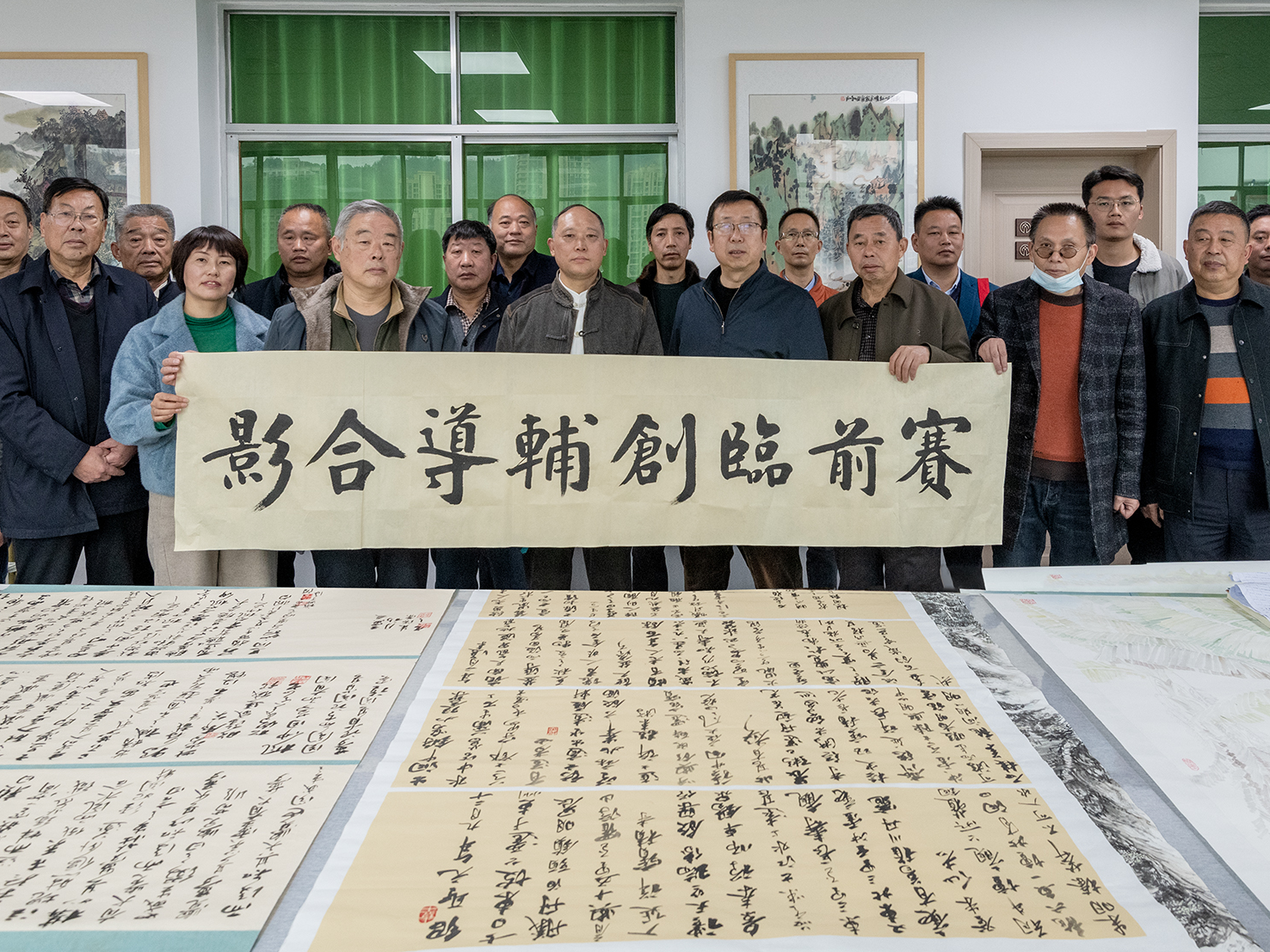县书画家协会开展首届临书临印临画展赛前辅导培训