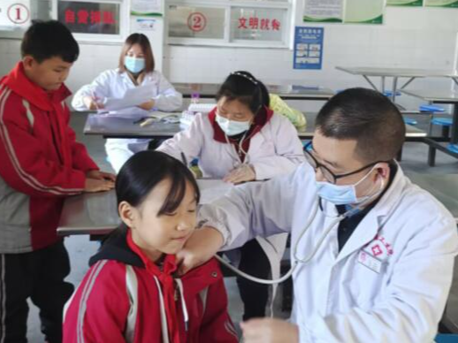东川小学为学生开展健康体检