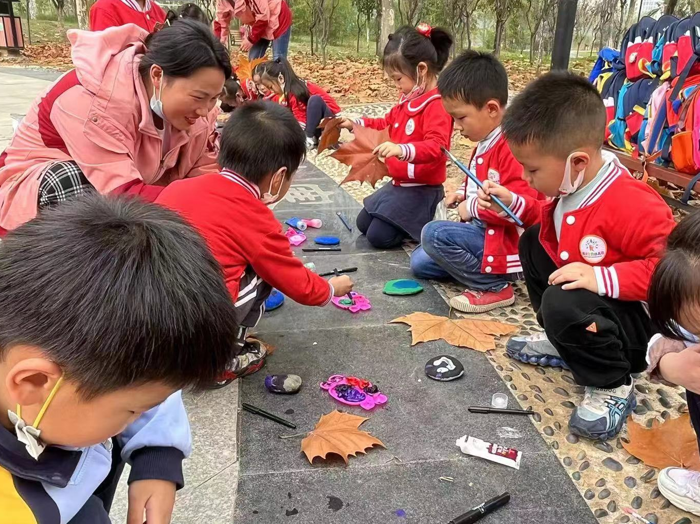 城关镇英才宝贝幼儿园开展石头画户外活动