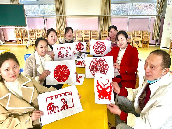 擂鼓镇护驾幼儿园开展剪纸教学培训