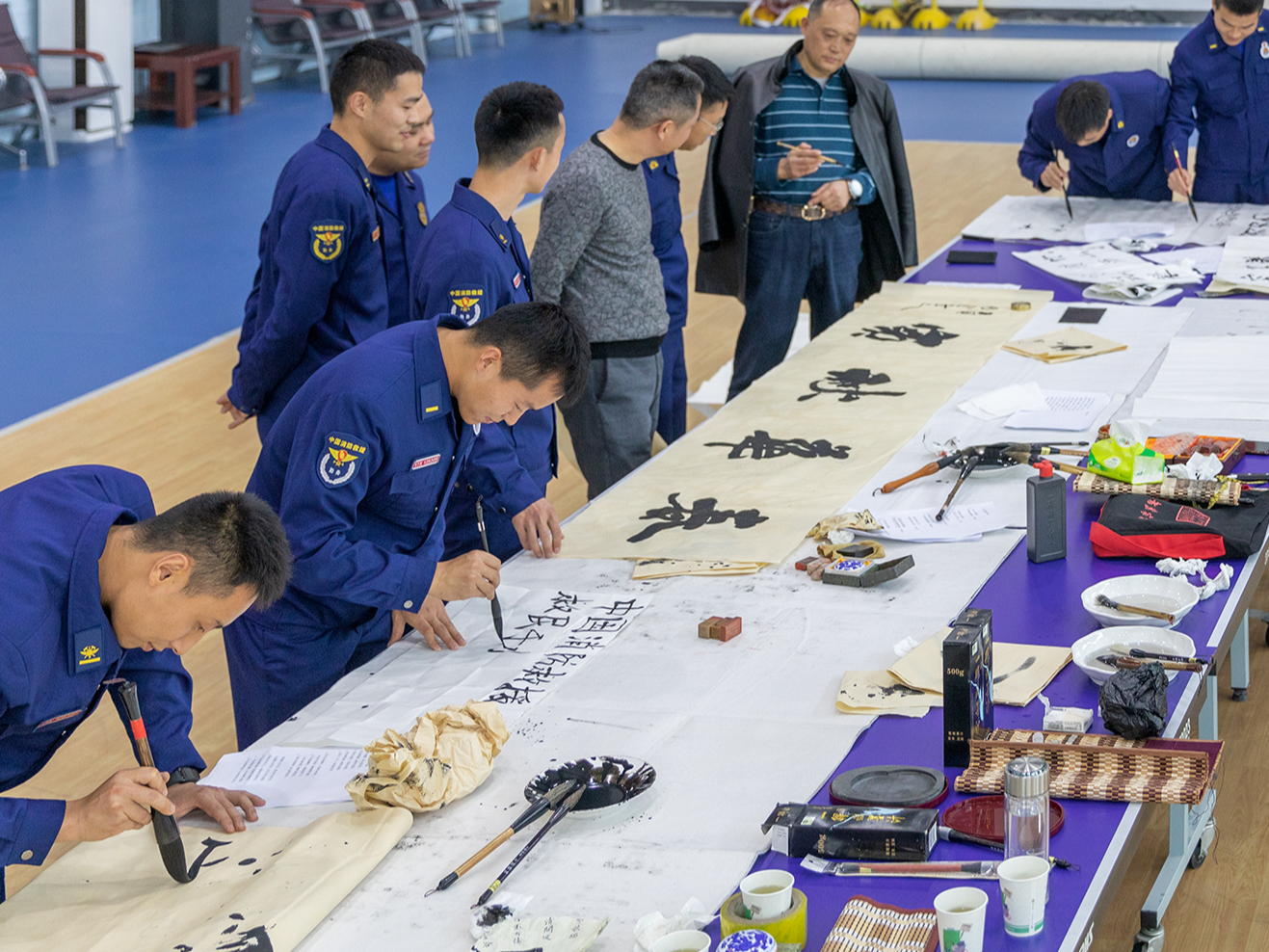 县书画家协会走进消防救援大队开展主题笔会活动
