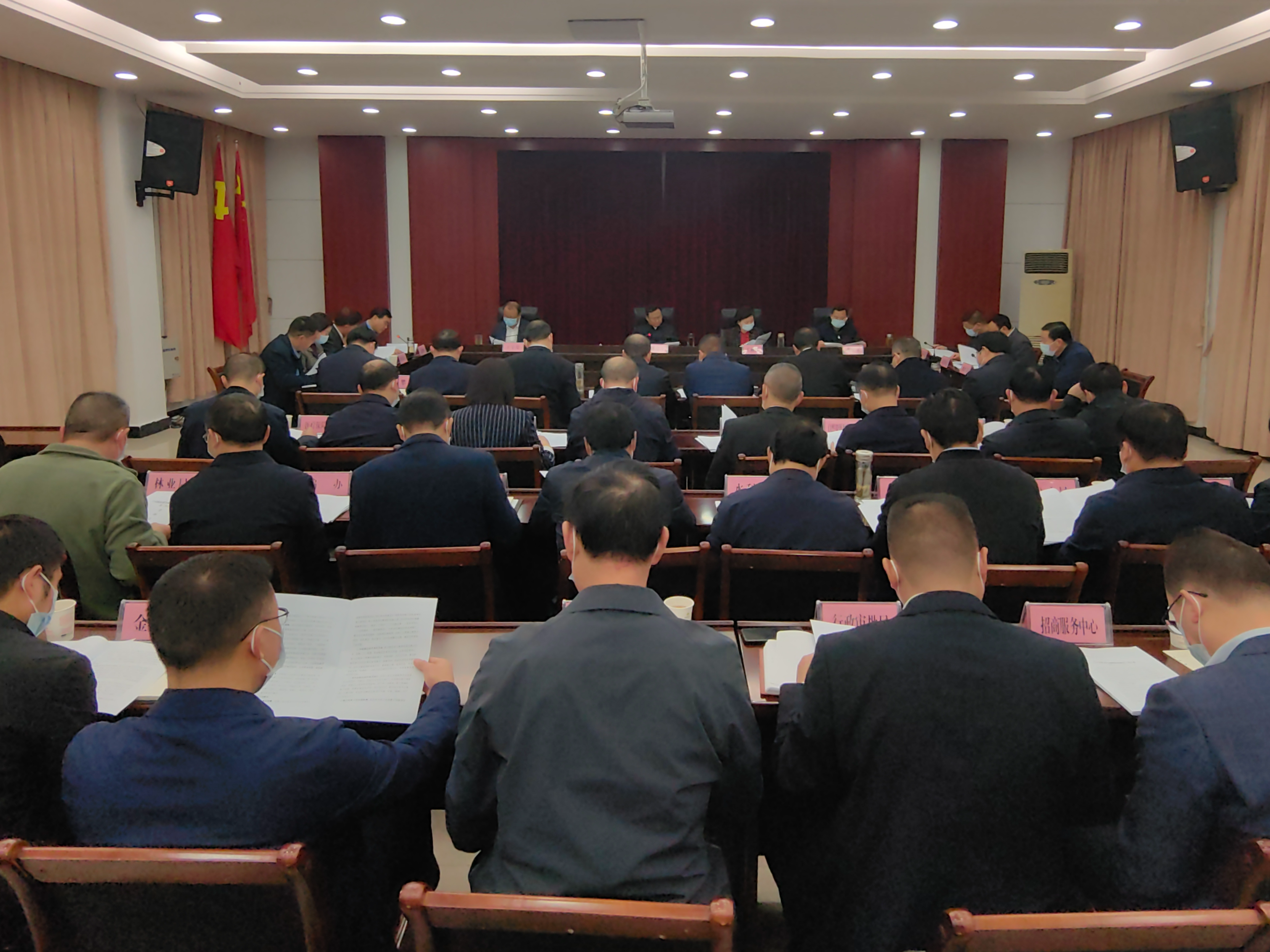 陈建平主持召开县委常委会会议