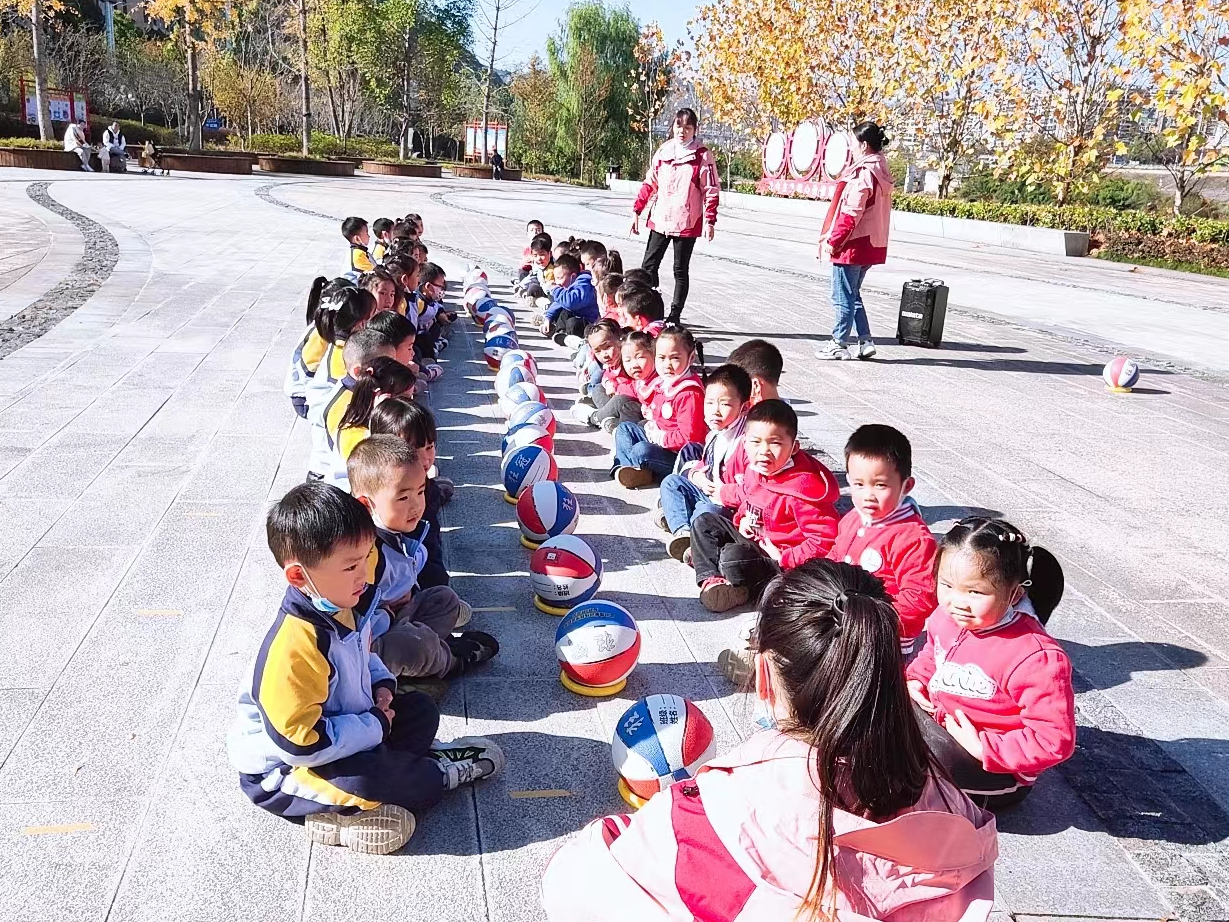 城关镇英才宝贝幼儿园开展幼儿户外篮球活动