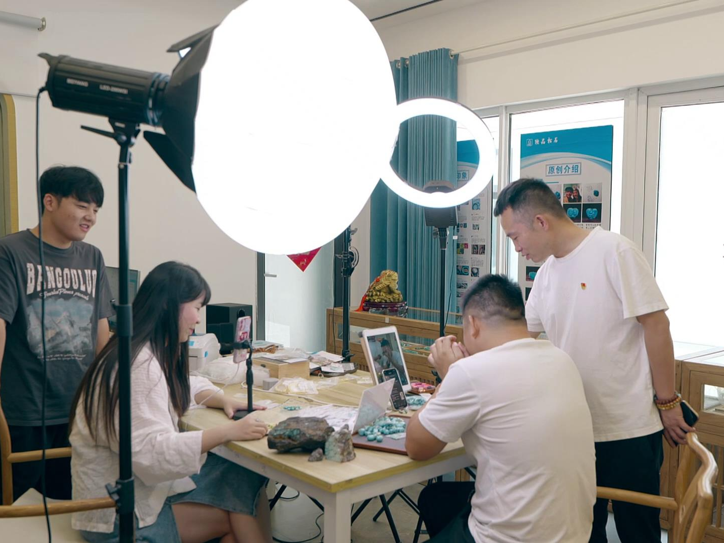 麻家渡镇：党旗映照   松石生辉