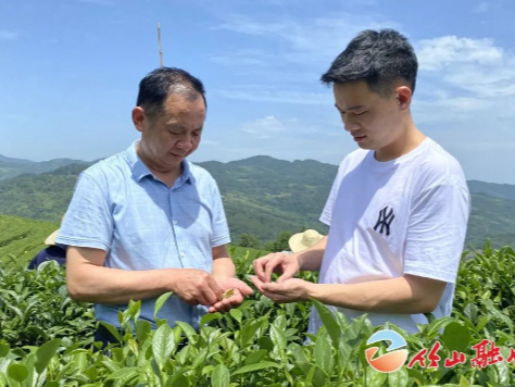 父子接力创业，誓把荒坡变“银行”！