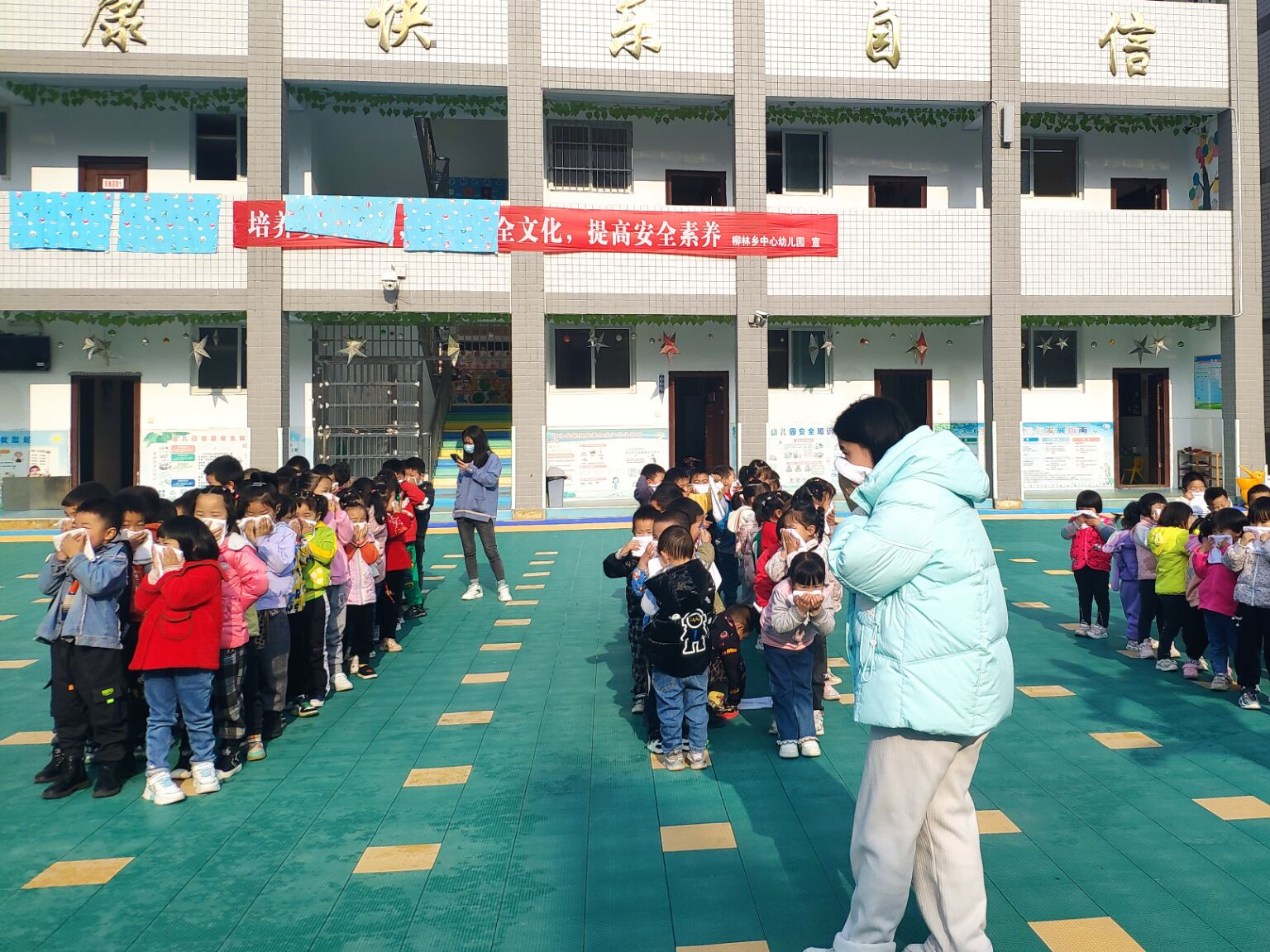 柳林乡中心幼儿园开展消防应急疏散演练活动