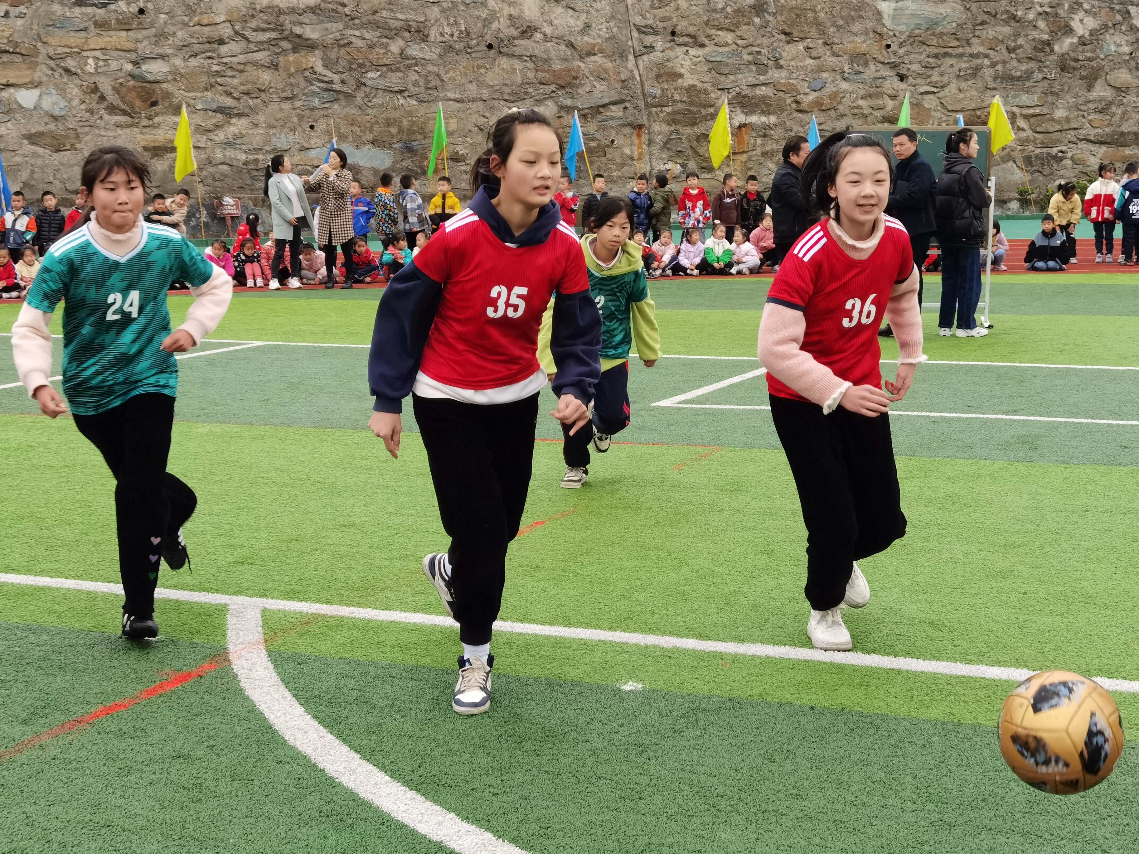 双坝小学：足球特色见端倪  校园联赛展风采