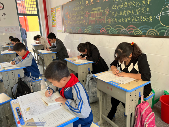 全县379名教师和学生“同台同考”一份卷