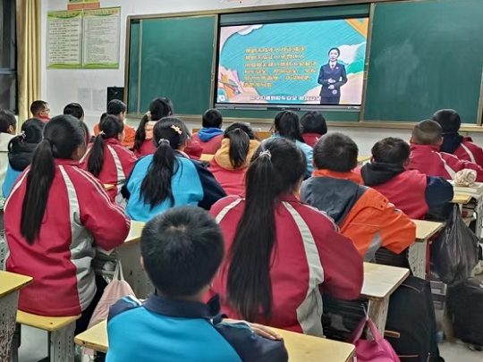 沧浪九年制学校：观看微课堂 法护我成长