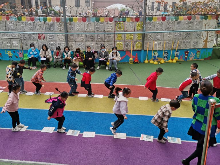 城關(guān)鎮(zhèn)天慧幼兒園開展戶外游戲公開課