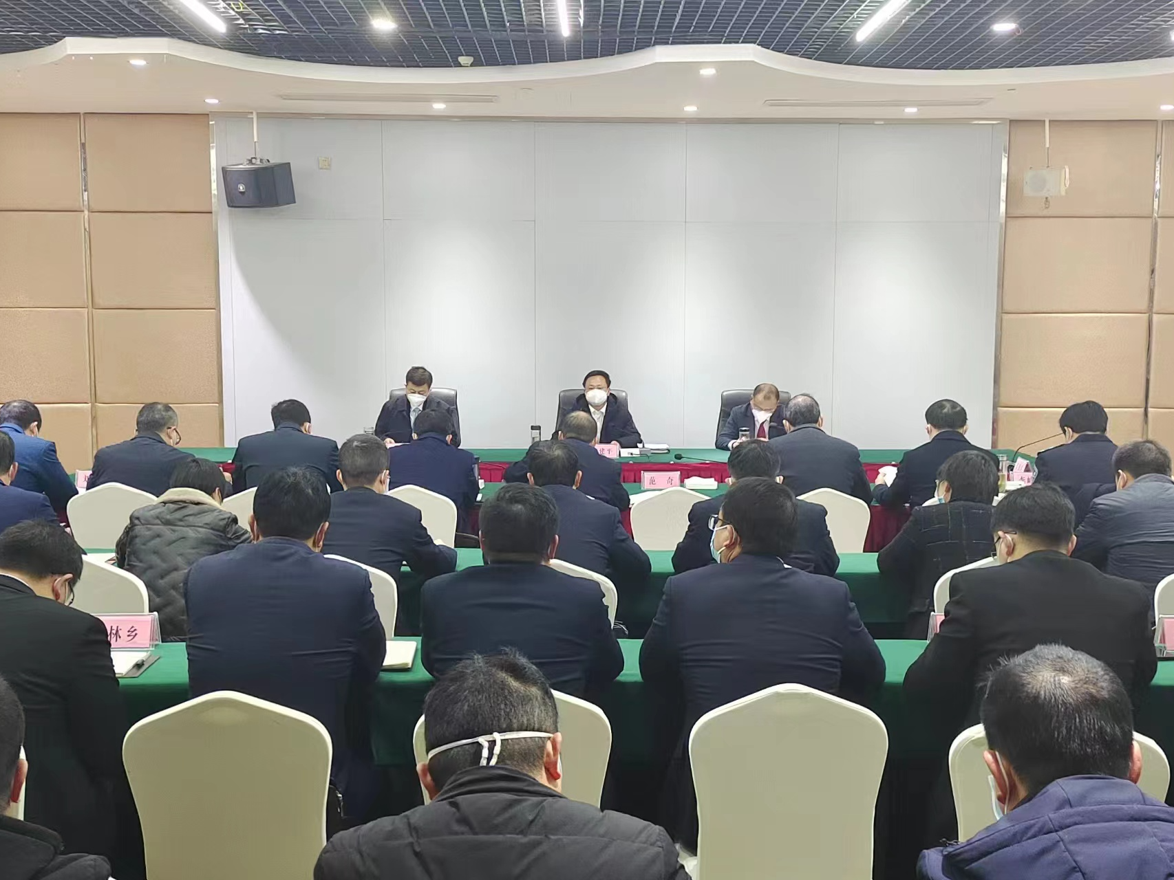 我县召开县委常委议军会议