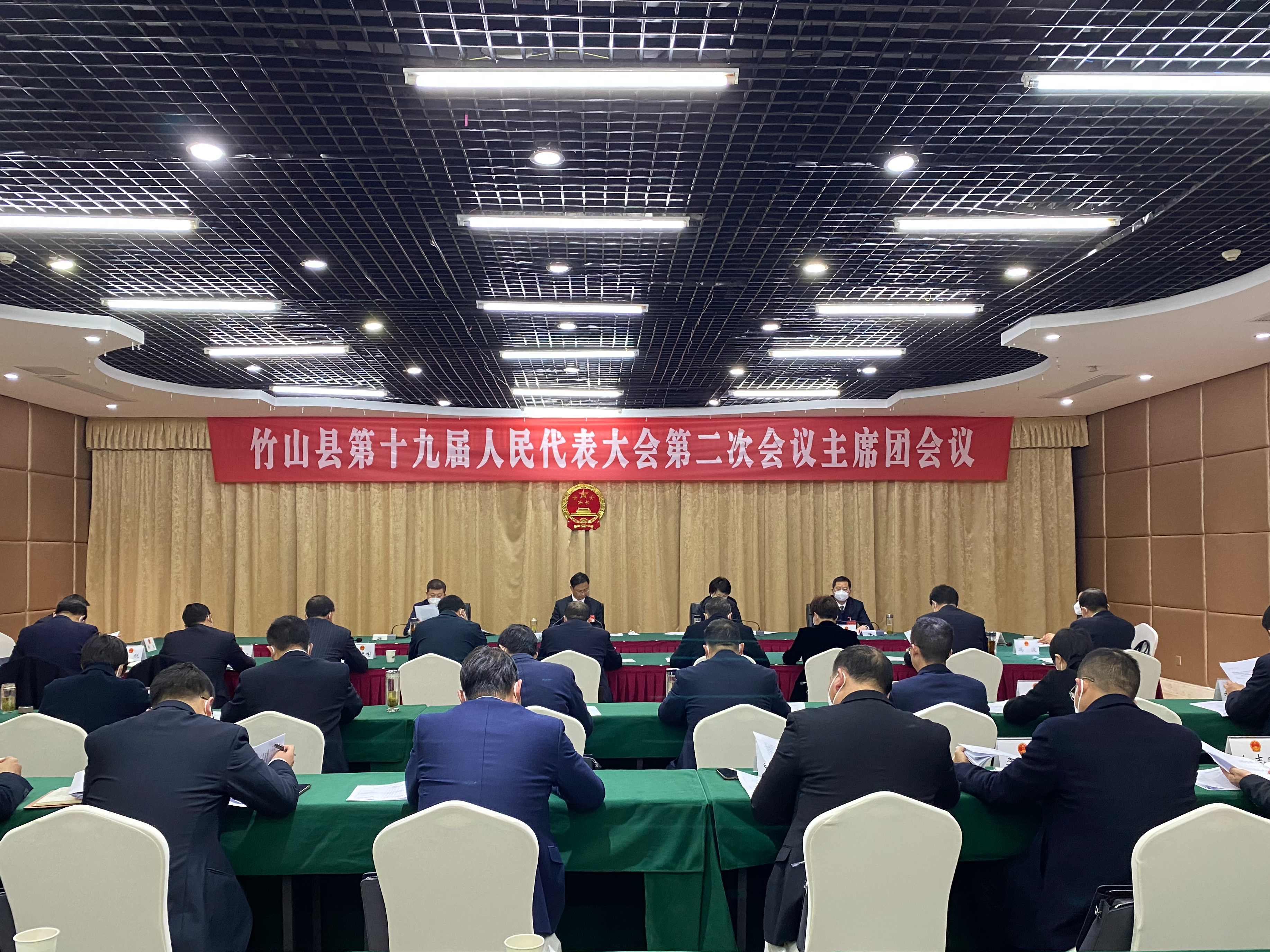 县十九届人大二次会议主席团召开第二次会议