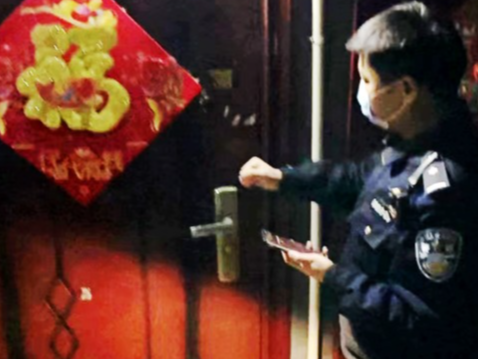 女子险遭诈骗  民警踹门劝阻