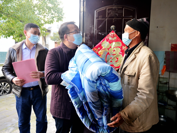 官渡镇：冬日送温暖 巧解“愁盼难”