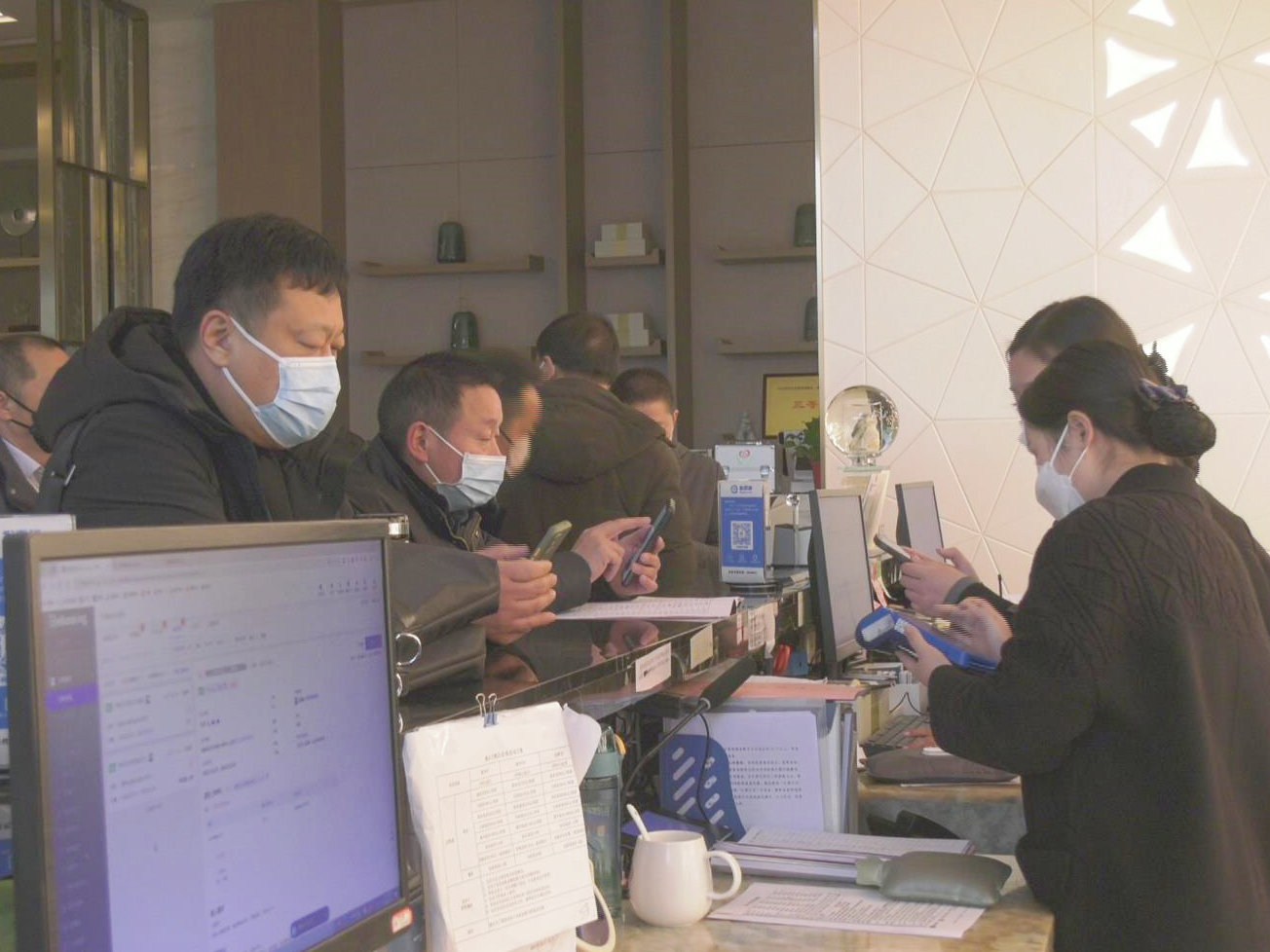220名政协委员陆续向大会报到