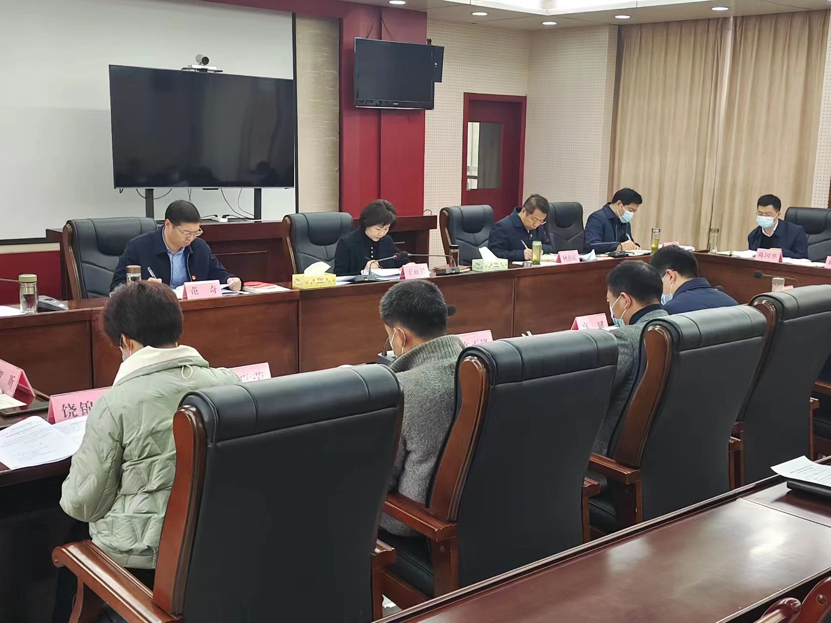 王丽媛主持召开2022年度第18次县长办公会议