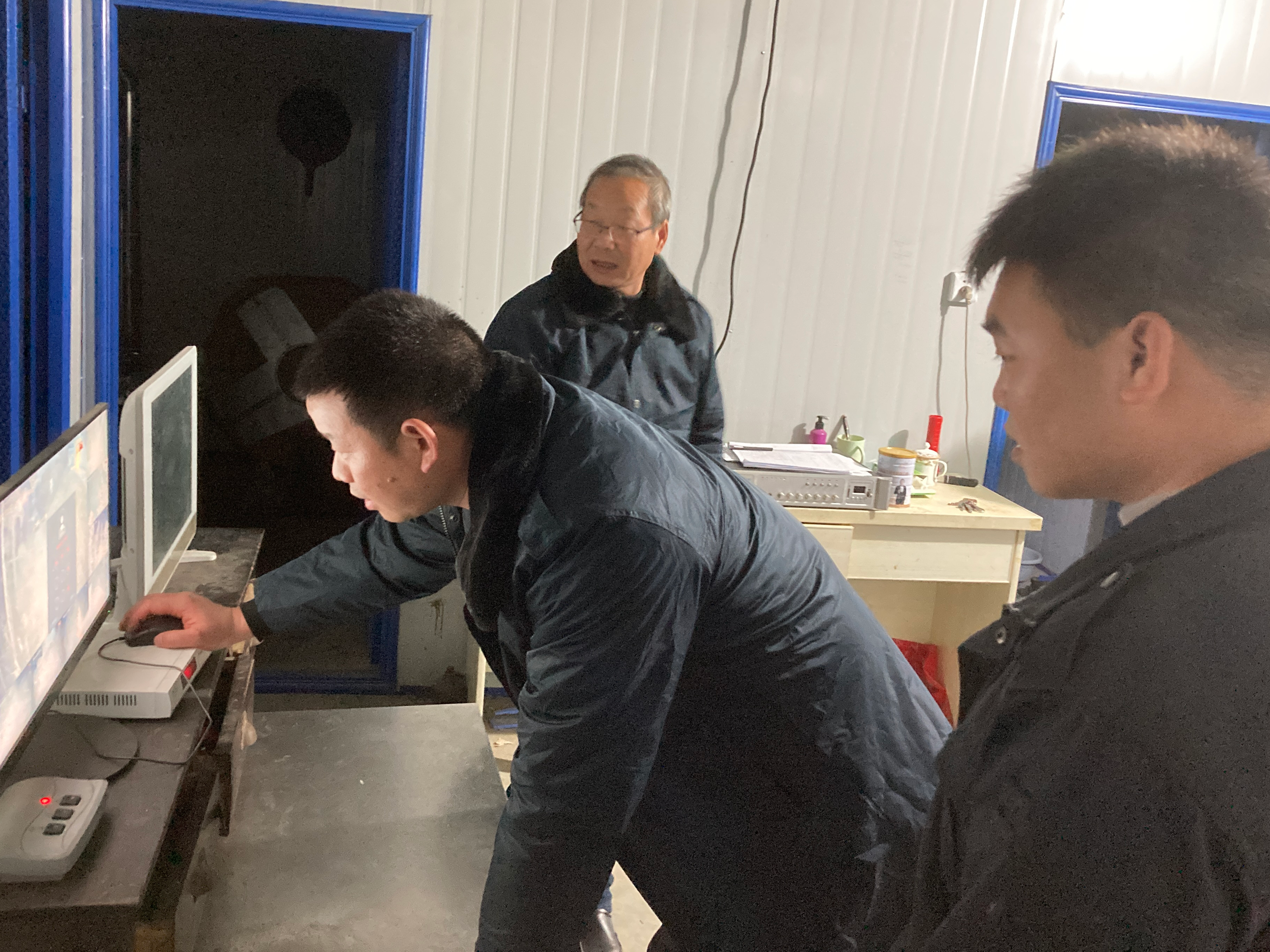 县绿松石产业服务中心开展矿山“零点夜查”行动