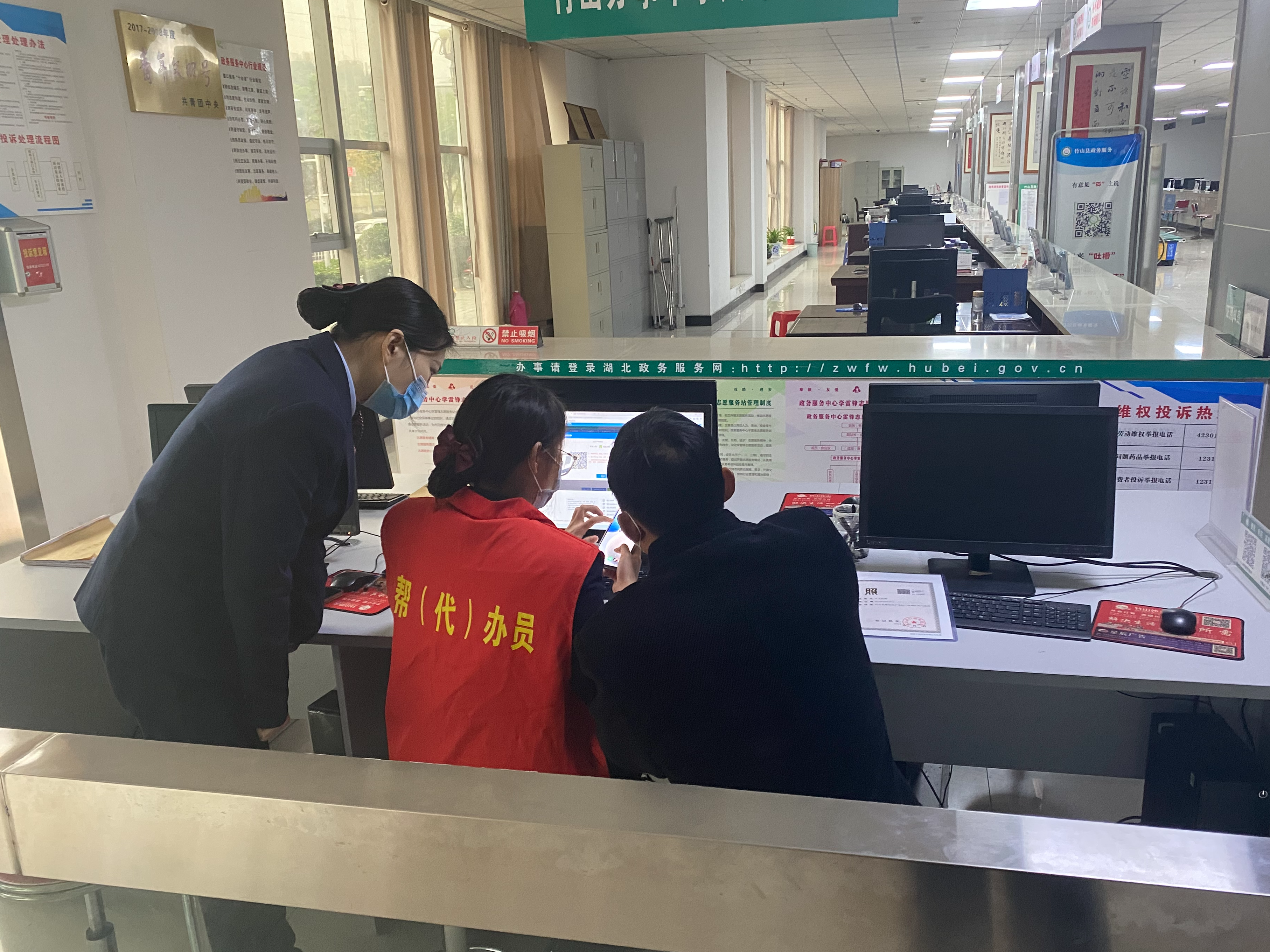 竹山县行政审批局：开辟“绿色通道” 提升助老服务