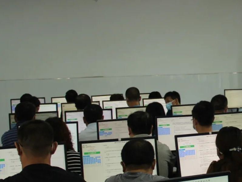 我县2431名工作人员参加全省学法用法考试