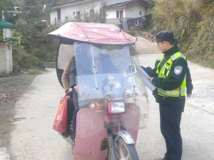 官渡镇：开展交通安全劝导 助力群众安全出行