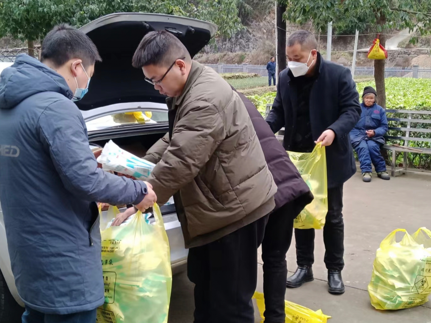 柳林乡：寒冬送暖 情暖人心