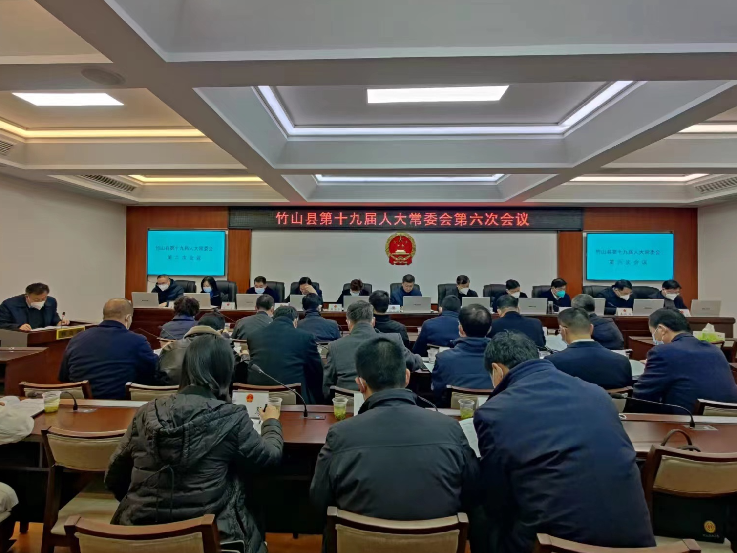 县十九届人大常委会第六次会议召开