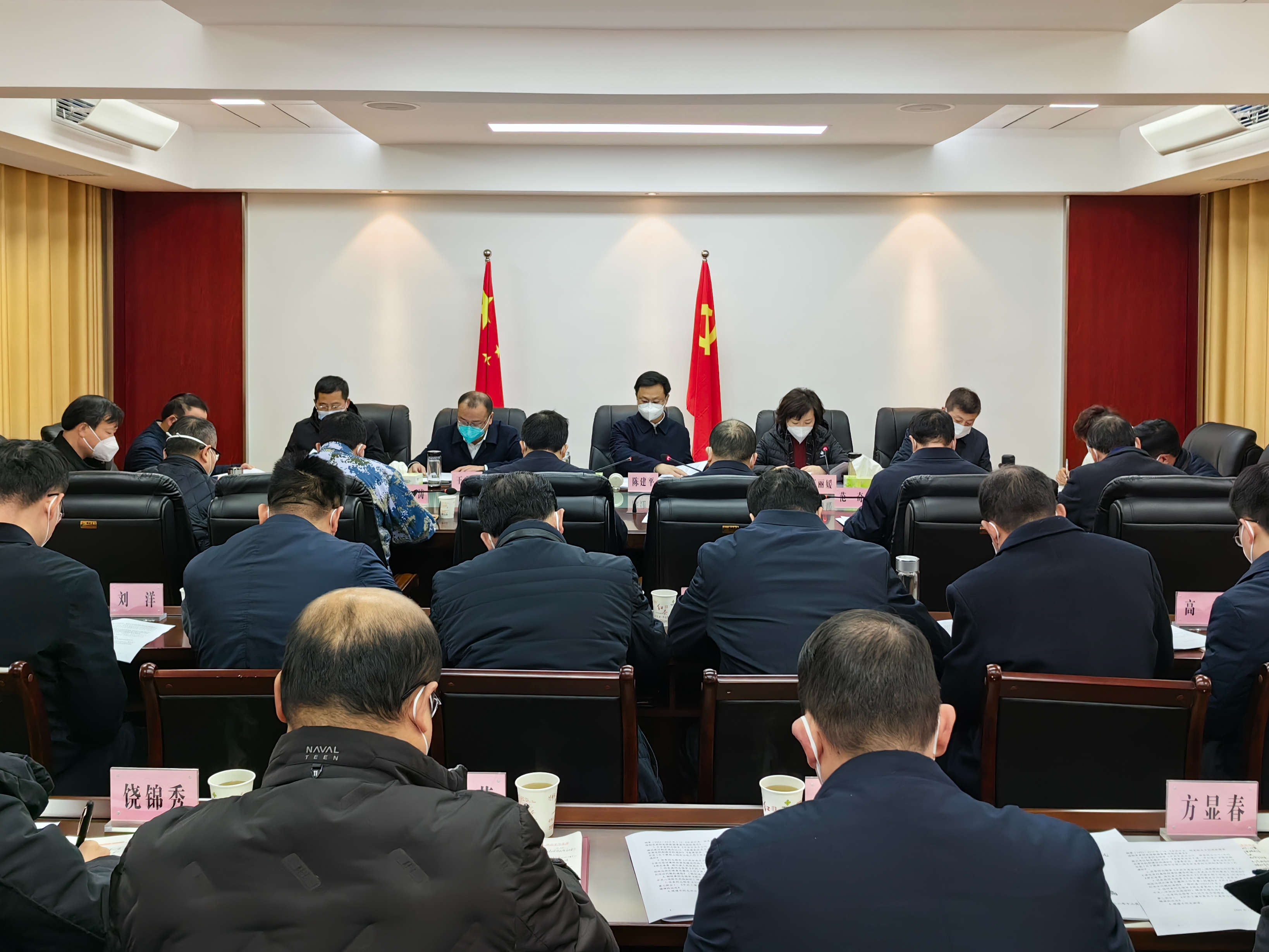 县委理论学习中心组开展集体学习