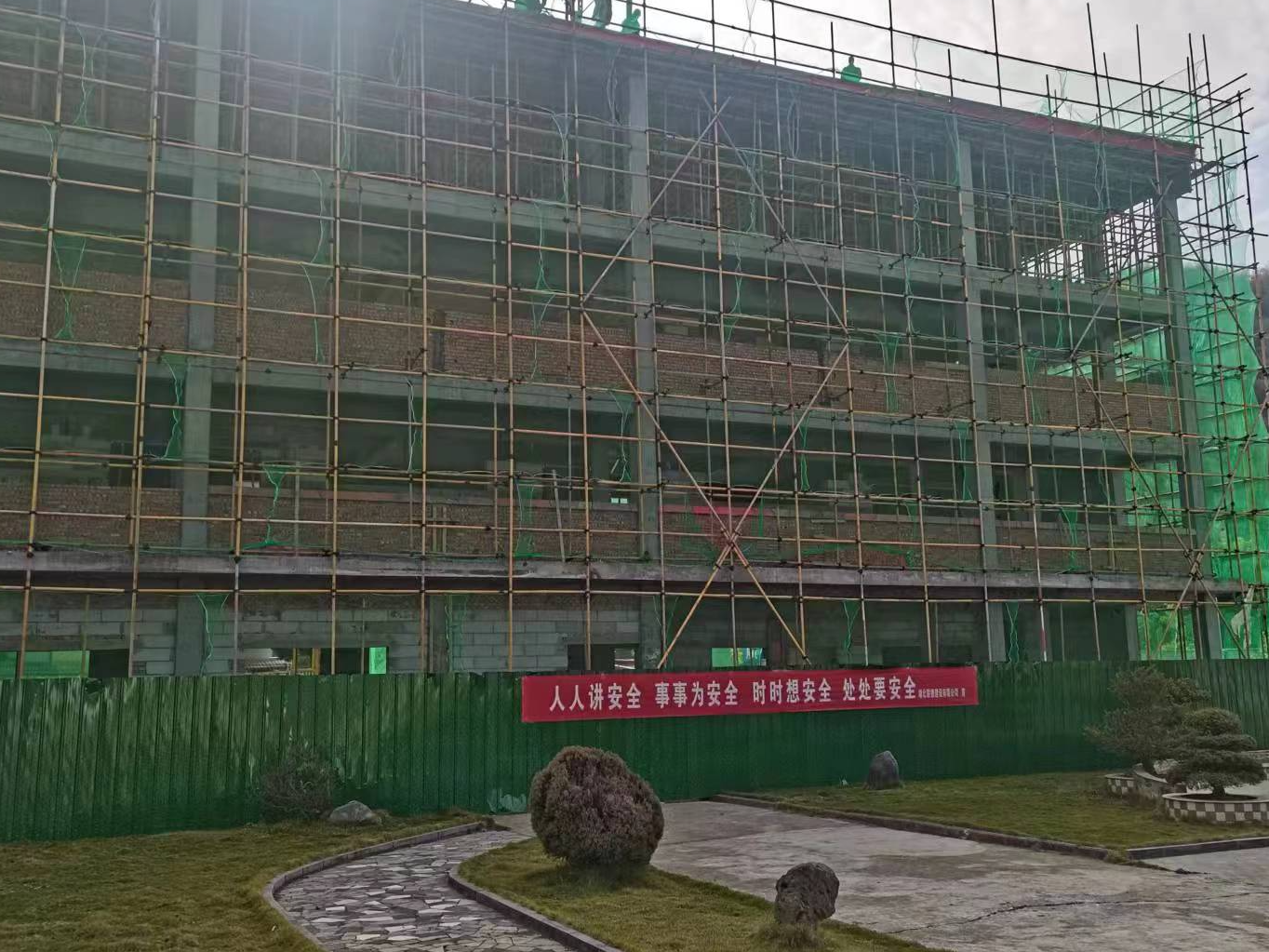 深河乡九年一贯制学校教学楼喜封金顶