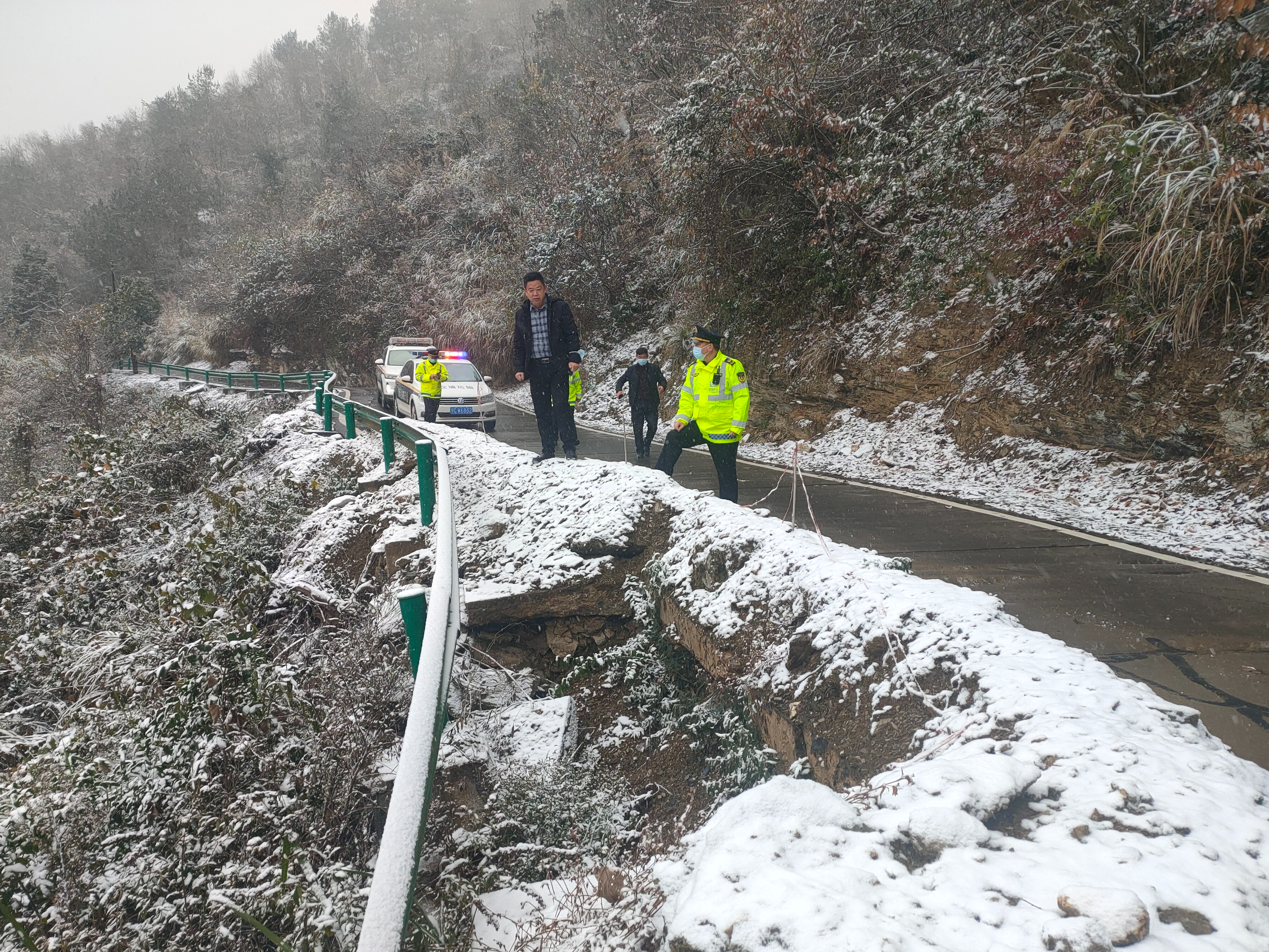 竹山应对极端天气联合巡查保畅通