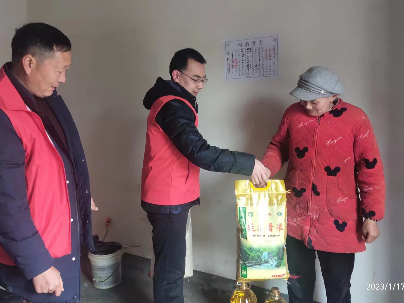 县招商服务中心：节前走基层 慰问暖人心