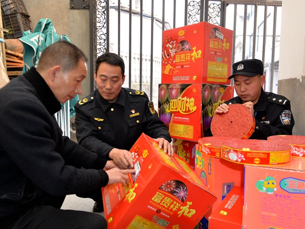上庸镇：多部门联合开展烟花爆竹“打非治违”