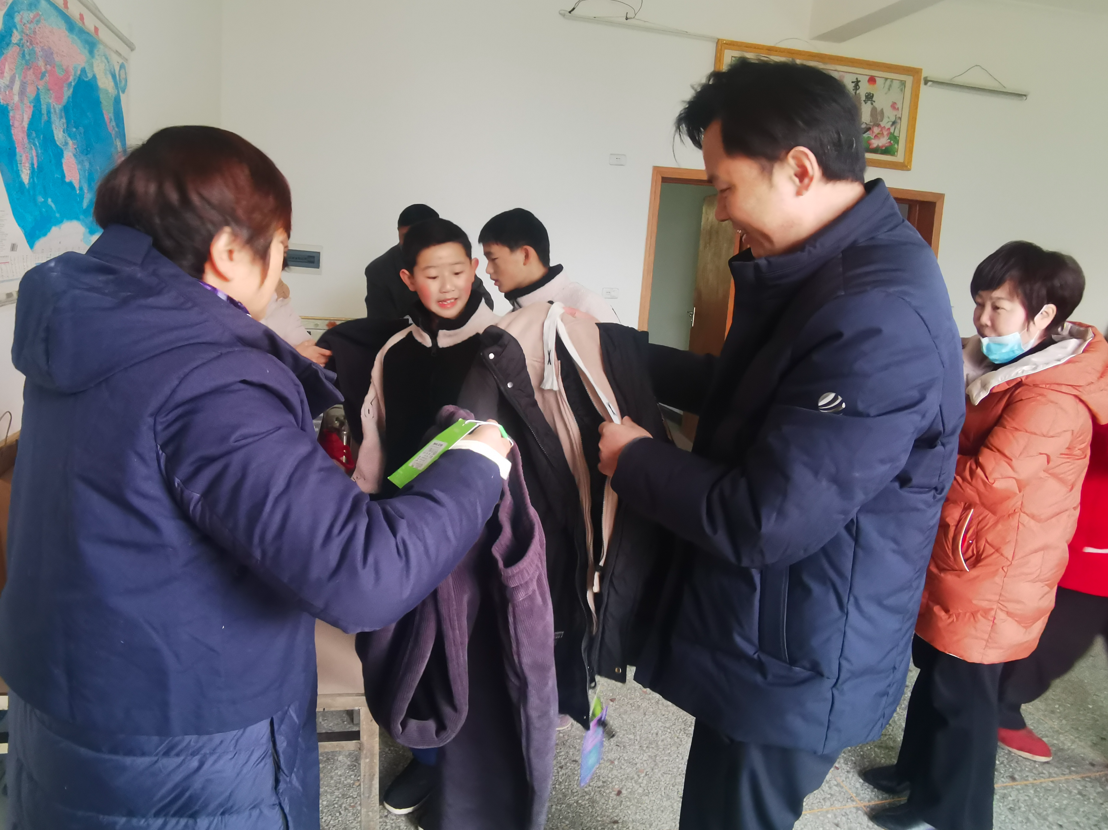 擂鼓镇：爱心企业情牵留守儿童