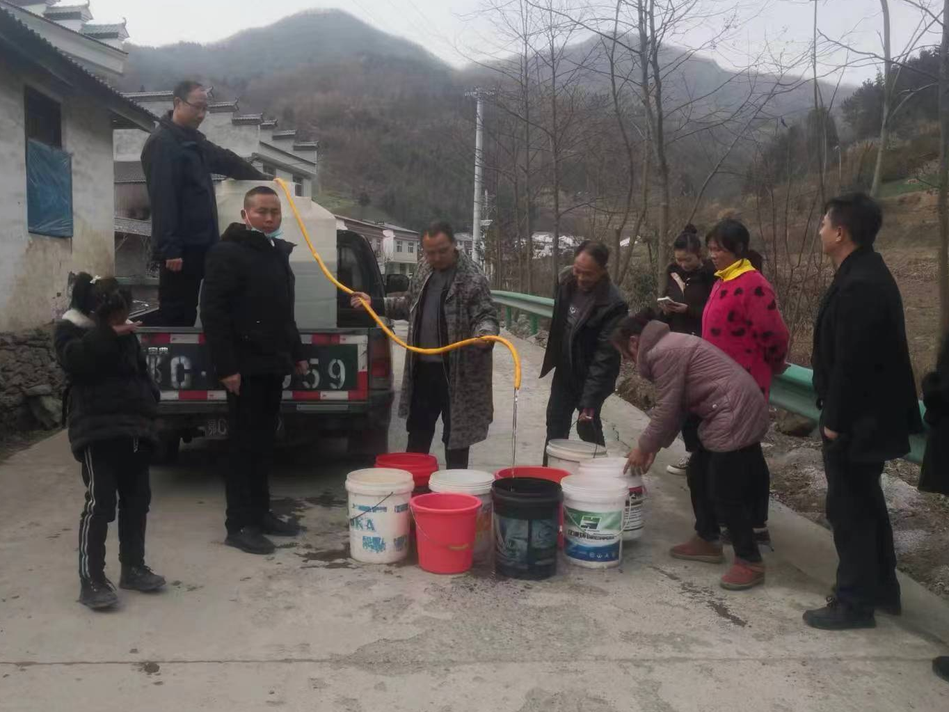 大庙乡：村民水管上冻，干部送水上门