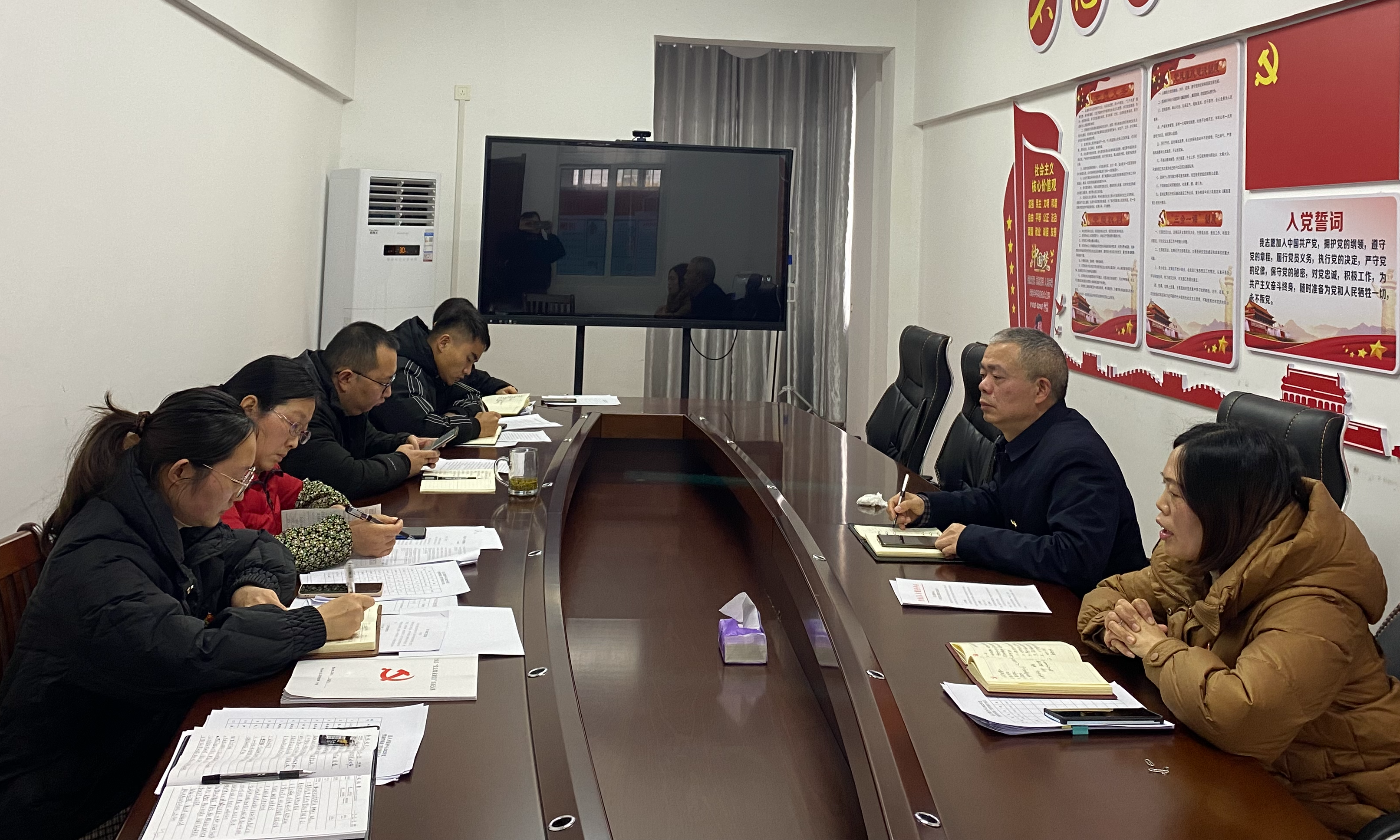县人才服务中心召开节前廉政教育专题会