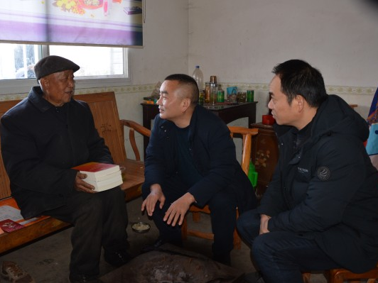 竹山二中春节前走访慰问退休老教师