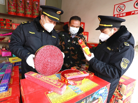 擂鼓市场监管所开展烟花爆竹“打非治违”专项执法行动