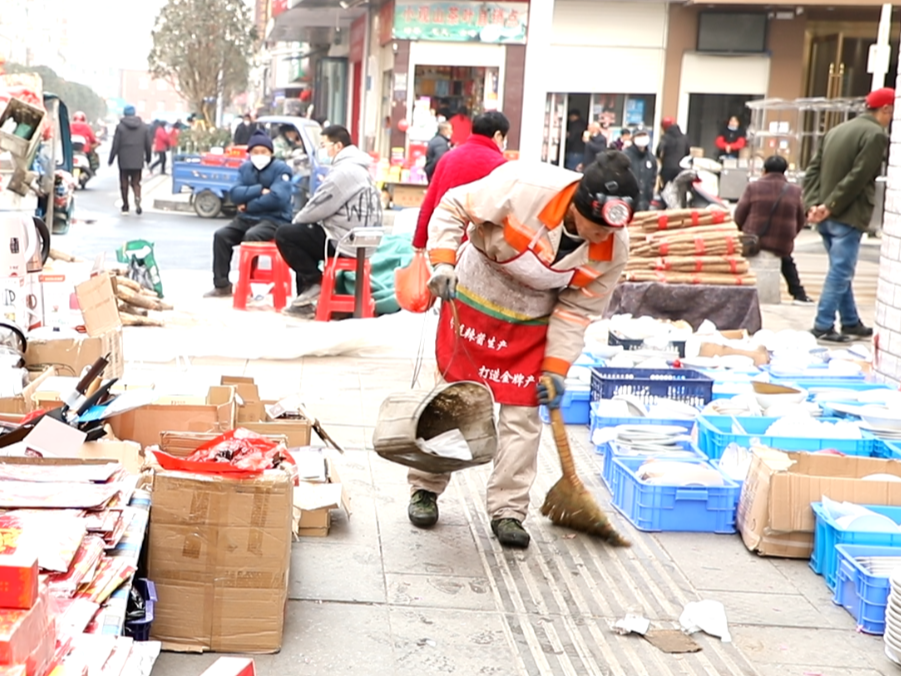 县城管执法局全力维护城市环境干干净净迎新年