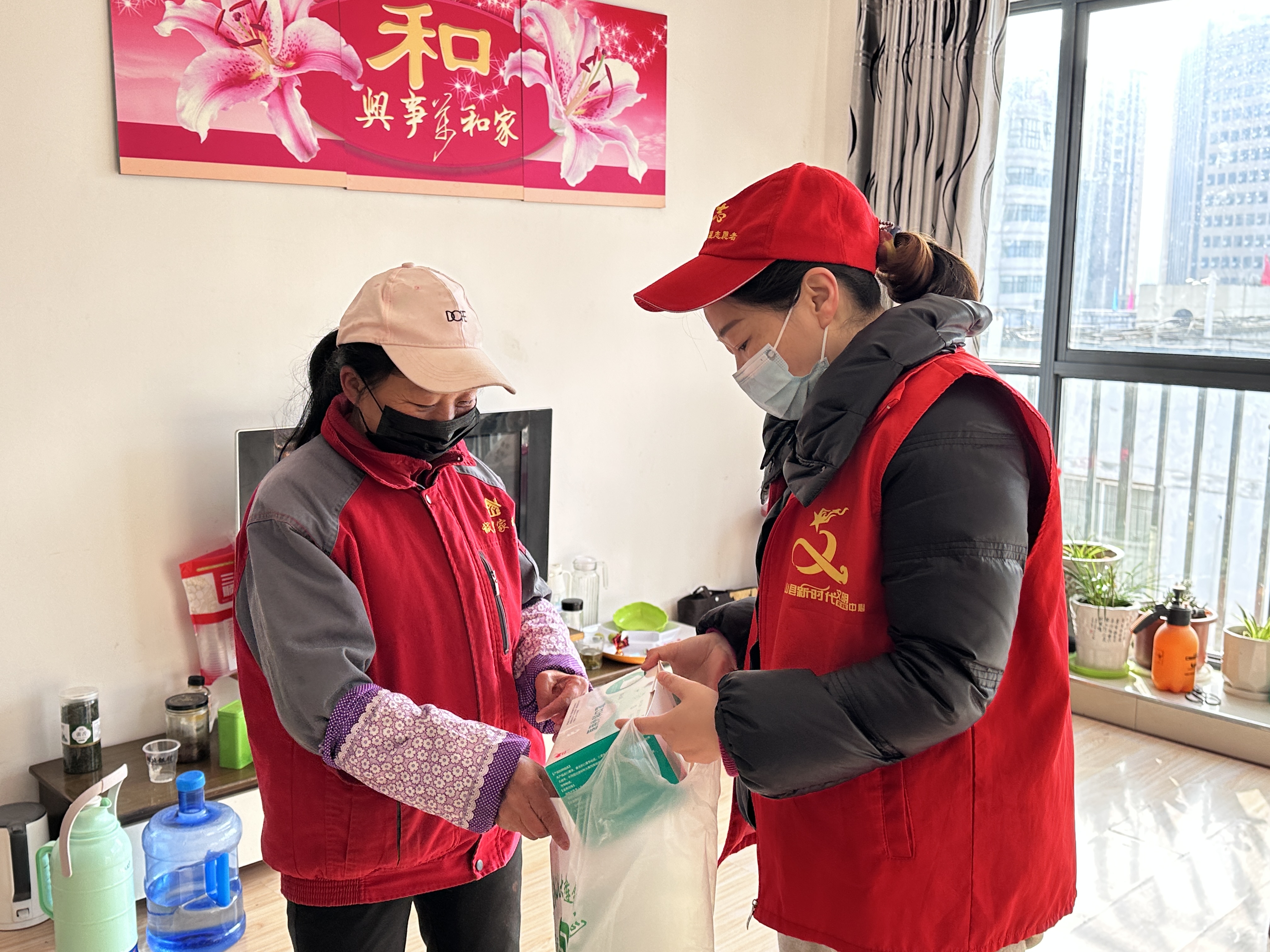 县公共资源交易中心到包联小区开展“六乱”治理