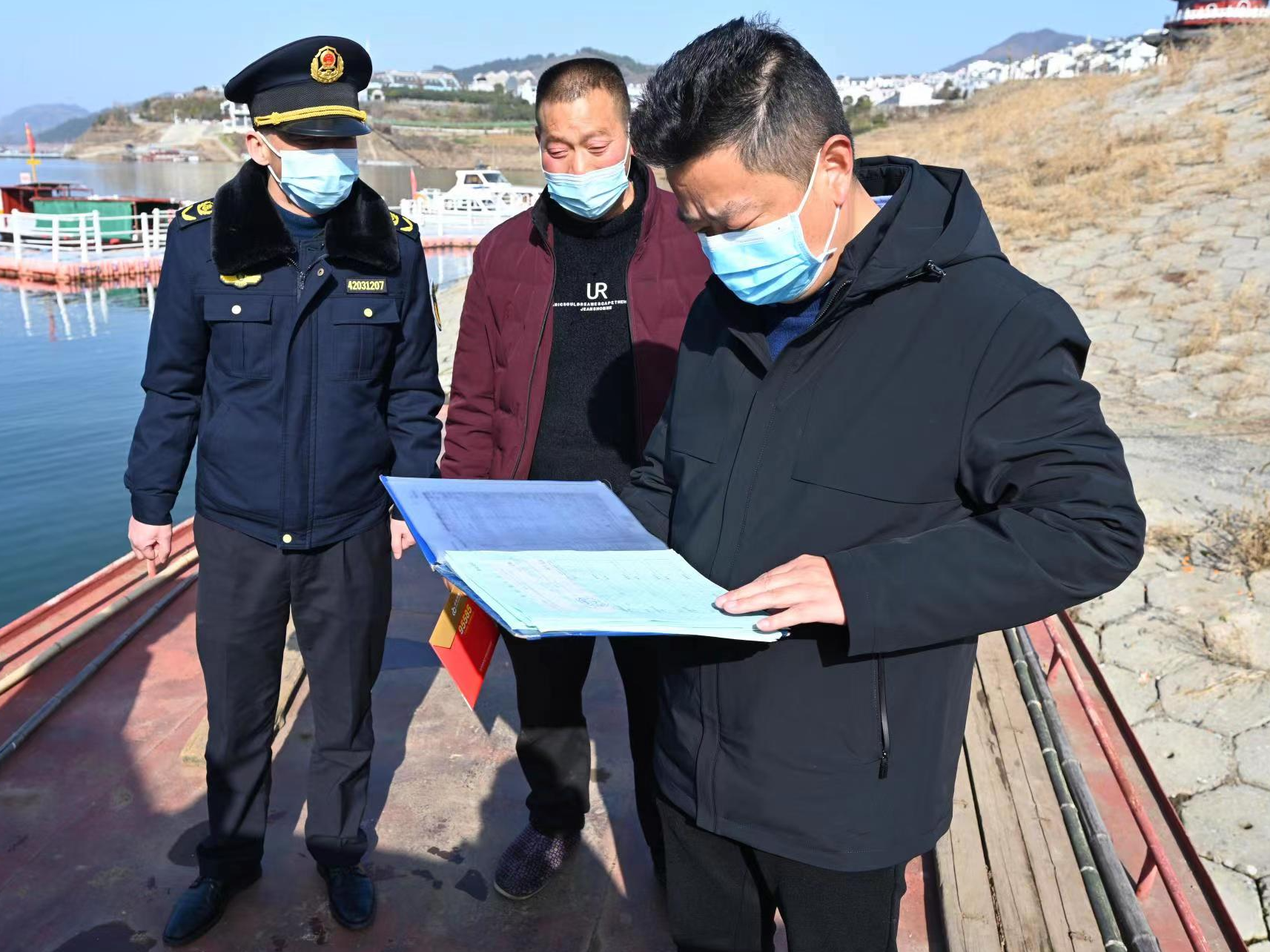 县交通运输执法大队开展节前道路水路安全执法检查