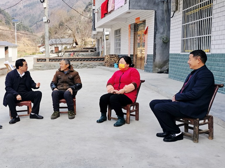 县委党校、县农行：真心帮扶见真情