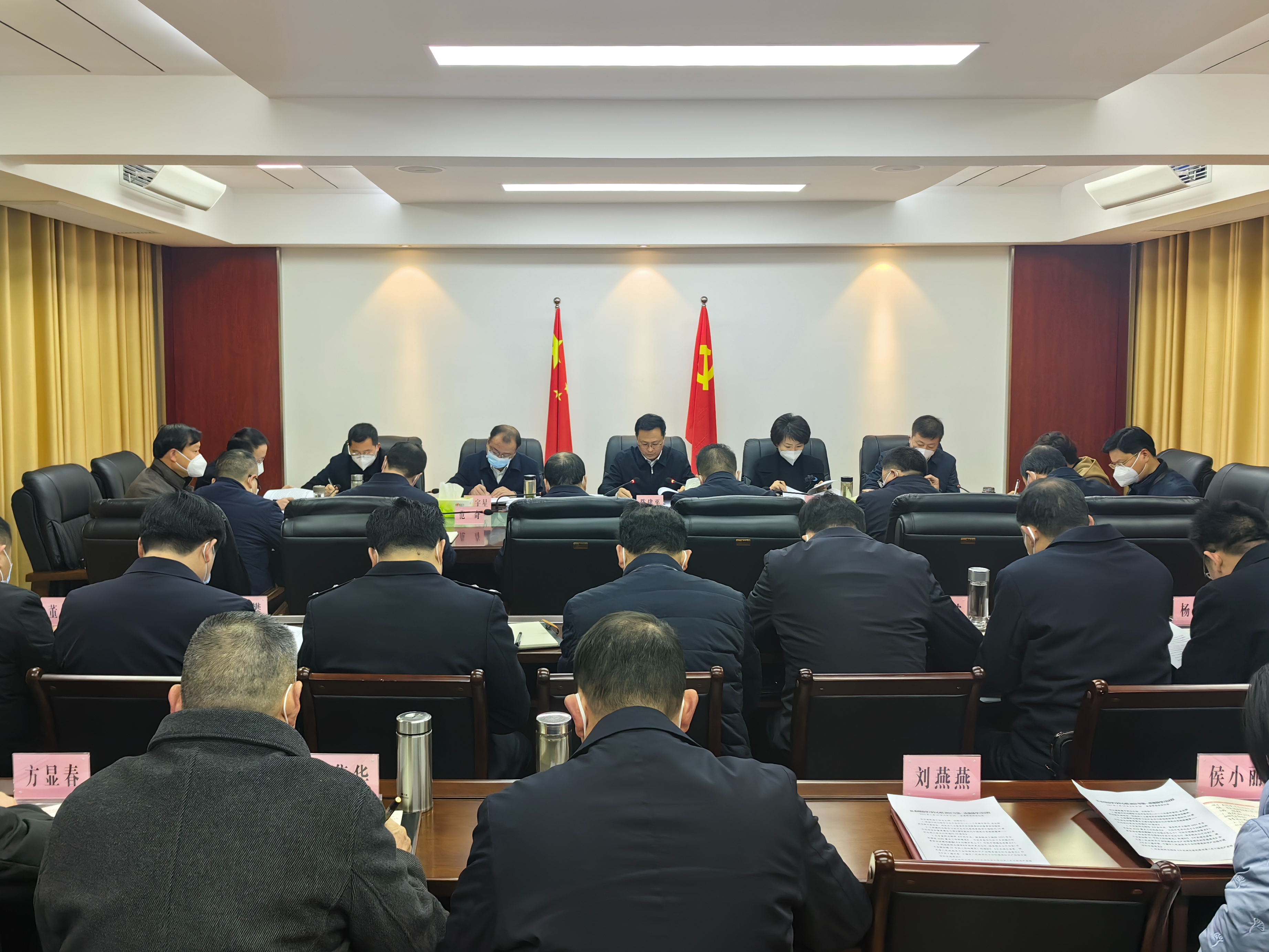 县委理论学习中心组开展集体学习