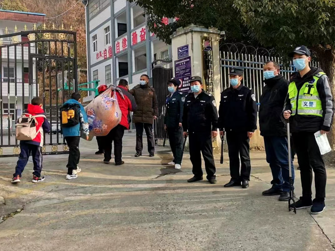 得胜镇：站好“护学岗” 全力保平安