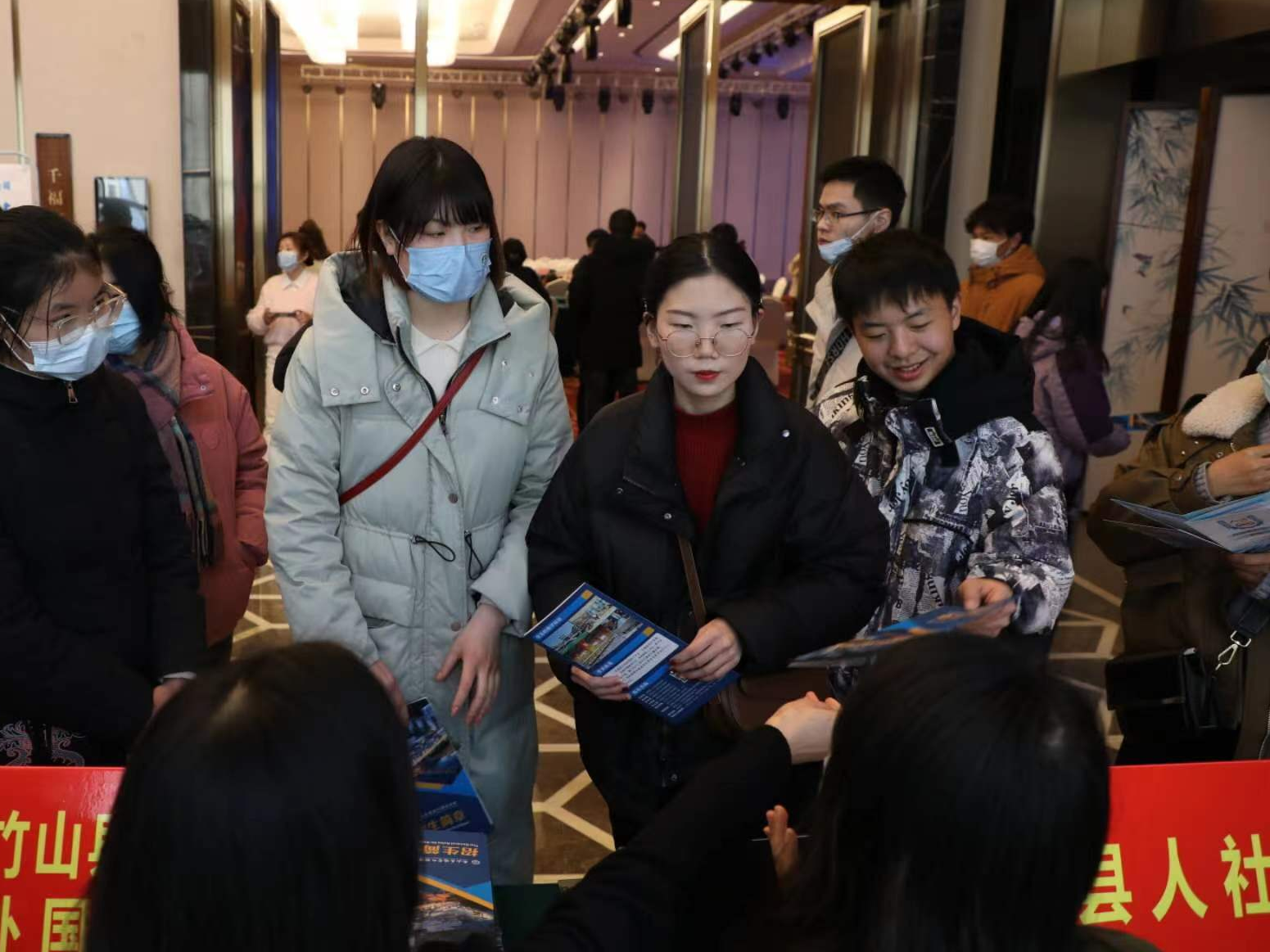 春风劲吹开门红 就业服务暖民心