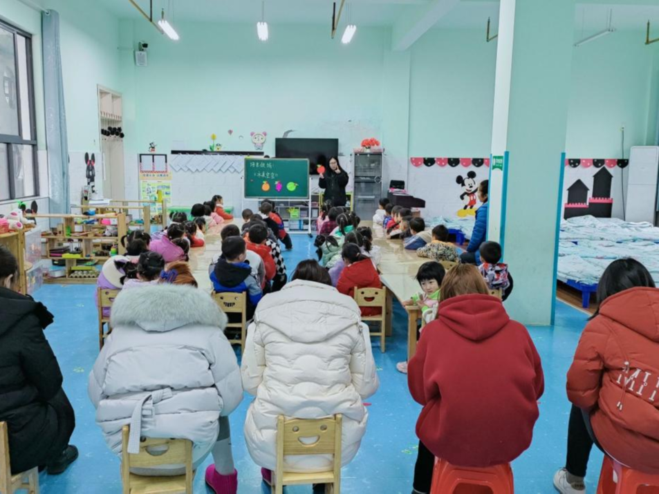 官渡镇中心幼儿园：师徒结队出真招 “青蓝”相携共发展